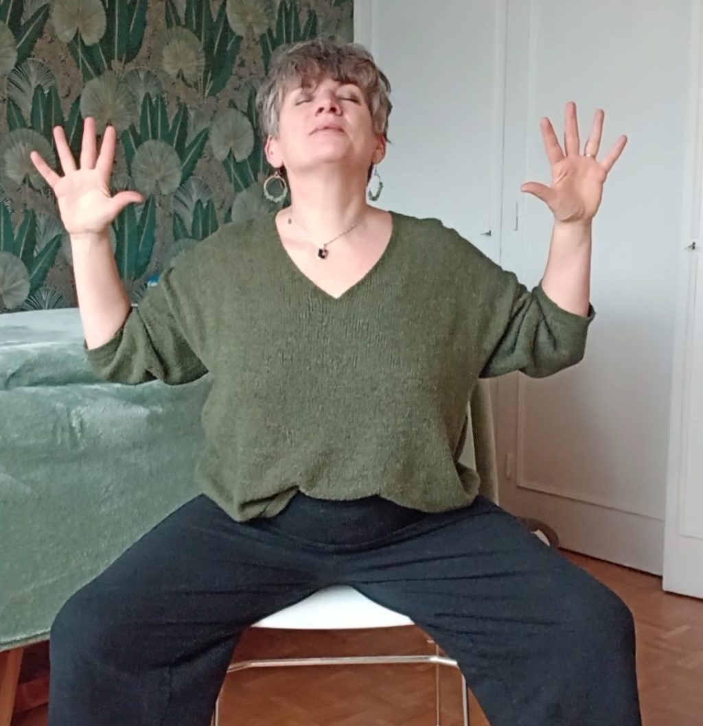 femme qui fait du yoga sur chaise. position de la Déesse